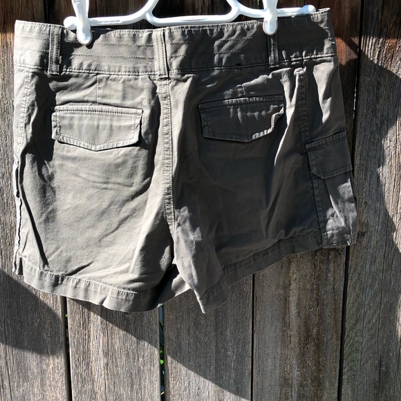 Shorts Banana Republic, size 10 . - Picture 2 of 2